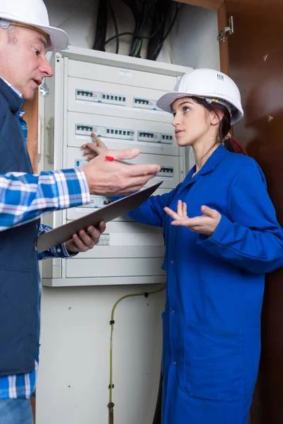 Student Elektricien Stelt Vragen Fusebox — Stockfoto