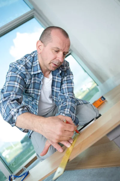 Een Man Die Het Interieur Verandert — Stockfoto