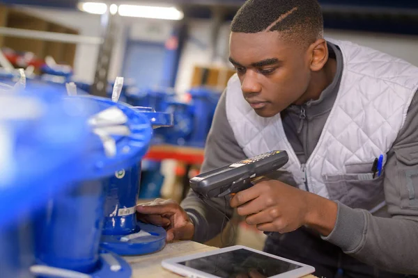 Hombre Trabajador Escaneando Paquetes Con Escáner Código Barras Almacén — Foto de Stock