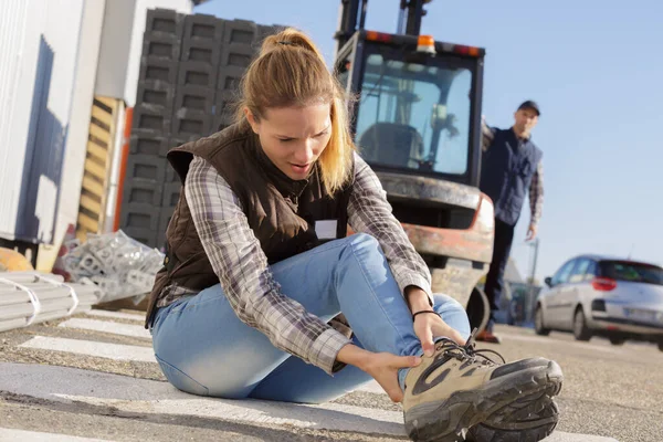 Mujer Suelo Del Lugar Trabajo Con Tobillo Torcido —  Fotos de Stock