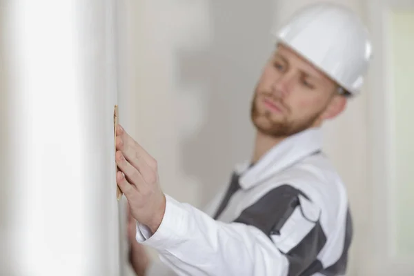 Bauarbeiter Mit Schleifpapier Innenwand — Stockfoto