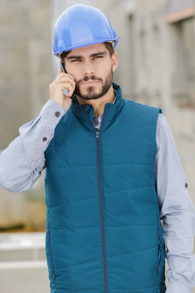 Ung Man Byggnadsarbetare Telefon — Stockfoto