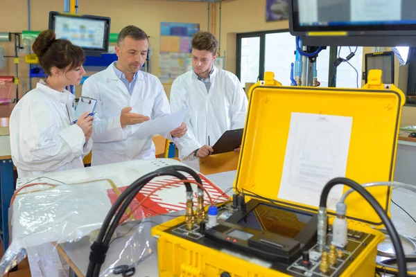 Mensen Werkplaats Elektrische Powerpack Voorgrond — Stockfoto