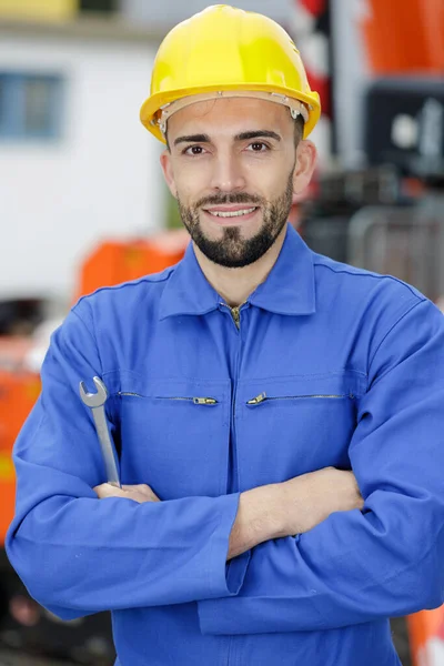 Portret Radosnego Mężczyzny Ochronnej Odzieży Roboczej Trzymającego Klucz Obrazy Stockowe bez tantiem