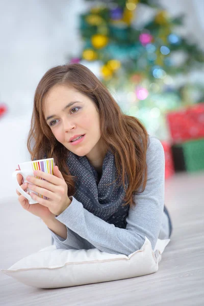 Una Mujer Está Bebiendo Café Casa — Foto de Stock