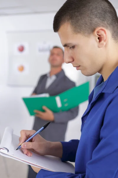 Apprendista Meccanico Sul Posto Lavoro — Foto Stock