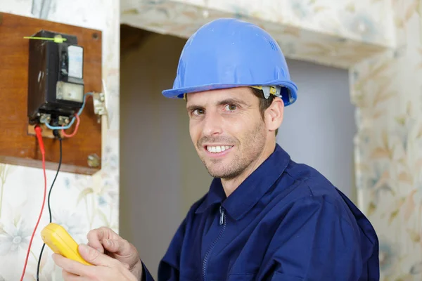 Elektriker Bauingenieur Arbeiter Testet Elektronik Schaltschrank — Stockfoto