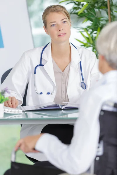 Dokter Vrouw Uniform Zelfverzekerd Praten Met Patiënt — Stockfoto