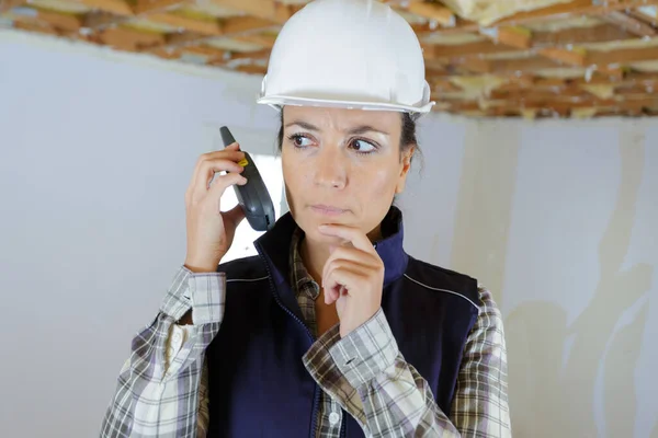 Construção Feminina Usando Walkie Talkie Local — Fotografia de Stock