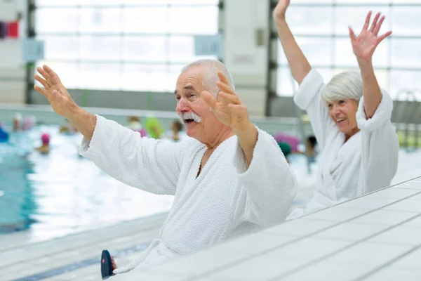 Senior Paar Interactie Met Mensen Bij Een Zwembad — Stockfoto