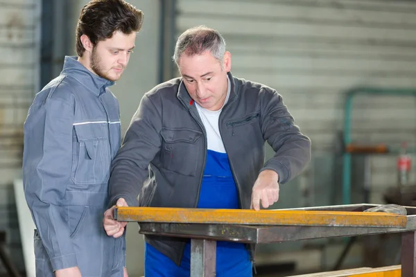 Timmerman Met Leerling Opleidingsperiode — Stockfoto