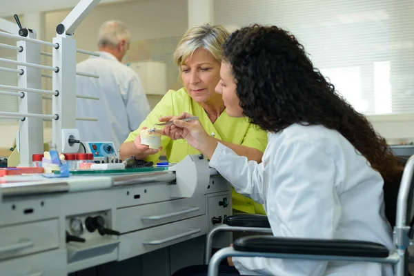 Mujer Científica Silla Ruedas Trabajando Laboratorio — Foto de Stock