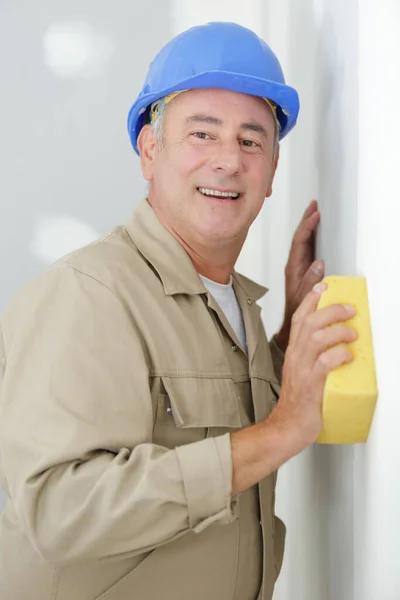 Homem Feliz Whitewasher Trabalho — Fotografia de Stock