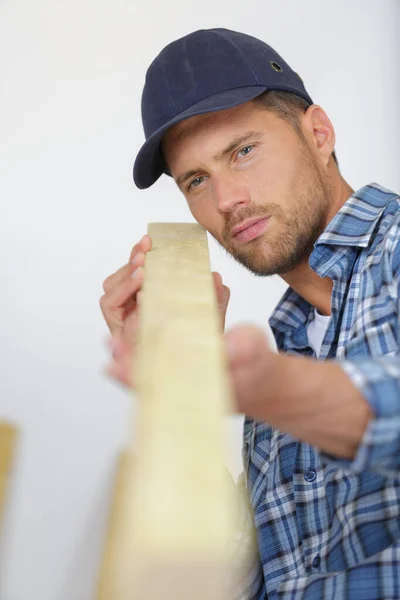 Carpinteiro Está Segurando Uma Prancha — Fotografia de Stock