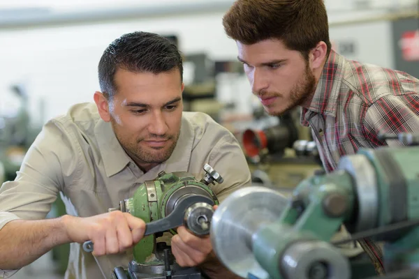 Ingenieur Zeigt Lehrling Wie Man Bohrer Fabrik Einsetzt — Stockfoto