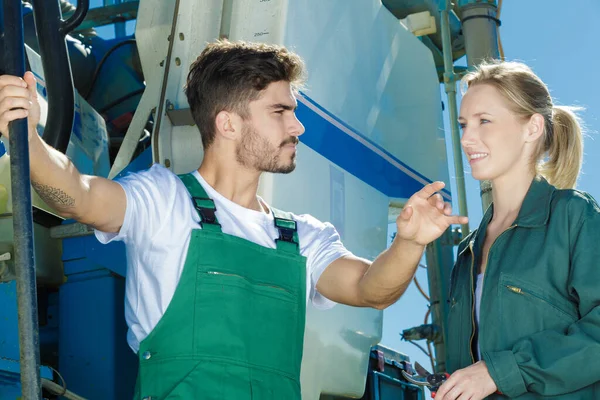 Agricultor Conversando Com Esposa Por Máquina Agrícola — Fotografia de Stock