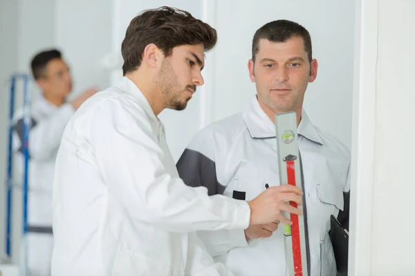 Joven Trabajador Que Utiliza Nivel — Foto de Stock