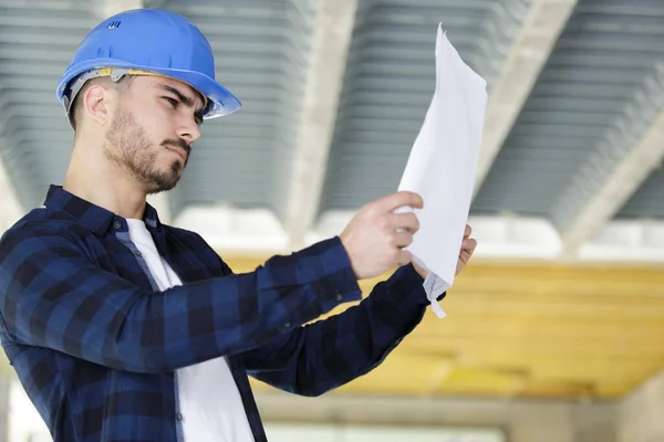 Ung Manlig Byggmästare Överväger Planer — Stockfoto