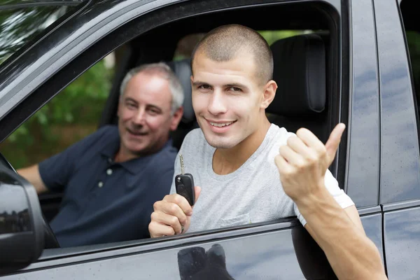 Glad Självsäker Man Med Tumme Upp Leende Tittar Kameran — Stockfoto