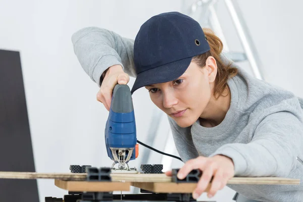 Female Carpenter Cutting Wood Tablesaw — Stock Photo, Image