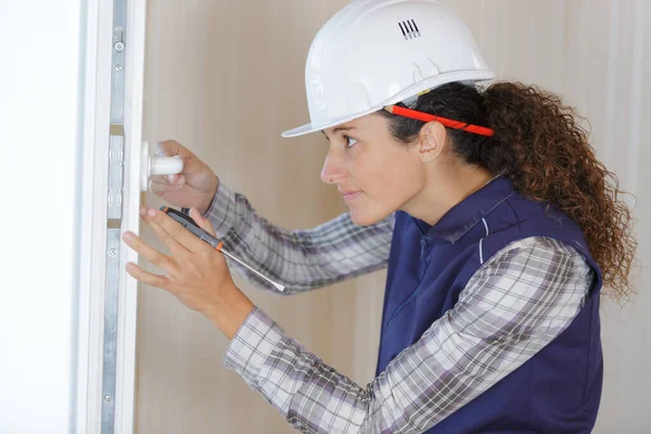 Bauarbeiterin Auf Türknauf Montage — Stockfoto