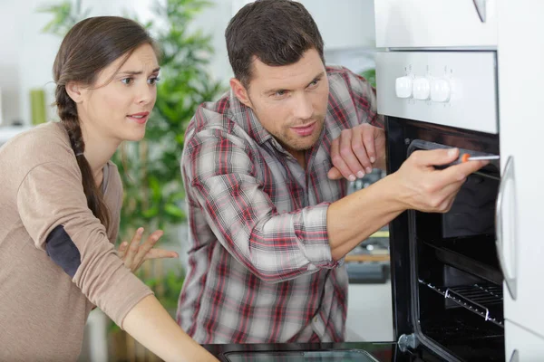 Vrouw Man Controleren Van Een Oven — Stockfoto