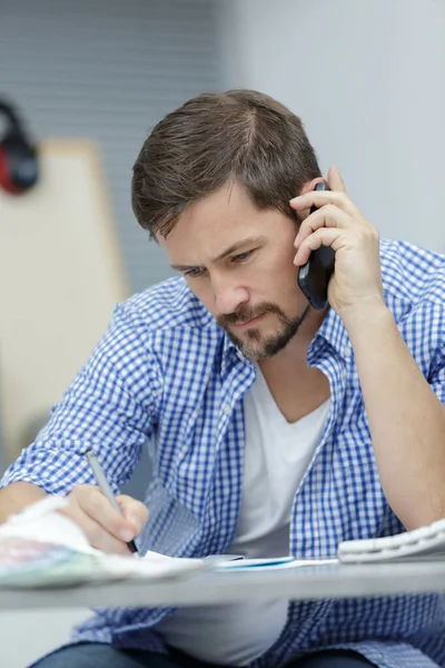 Homem Lendo Papel Falando Por Telefone Celular Oficina — Fotografia de Stock