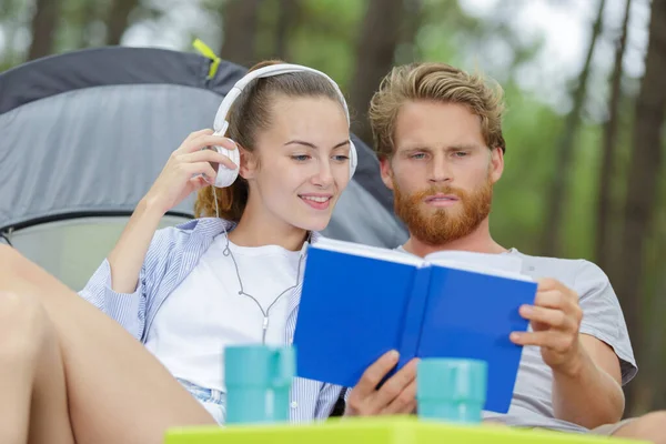 Una Pareja Joven Camping — Foto de Stock