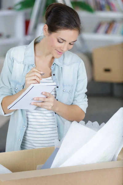 Una Mujer Lista Tareas Pendientes — Foto de Stock