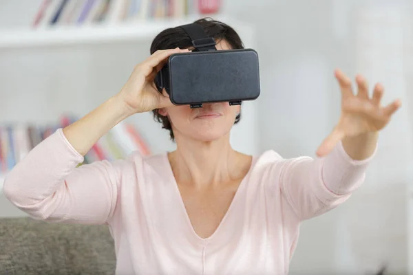 Sorrir Mulher Feliz Recebendo Experiência Usando Óculos Headset — Fotografia de Stock