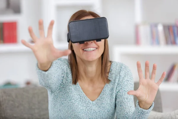 年轻女性使用虚拟现实眼镜 — 图库照片