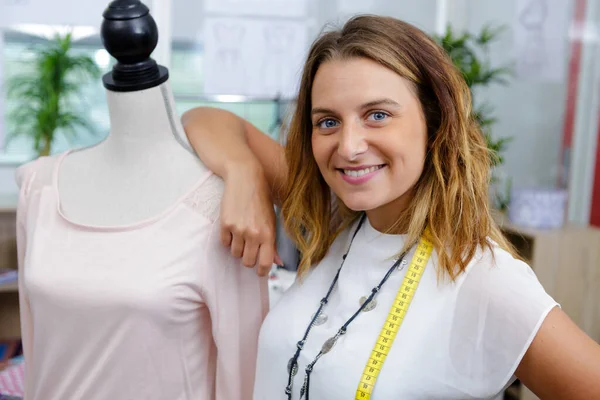 Modista Mujer Pie Estudio Con Sonrisa —  Fotos de Stock