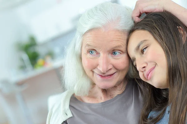 Feliz Abuela Abrazando Nieta Casa — Foto de Stock