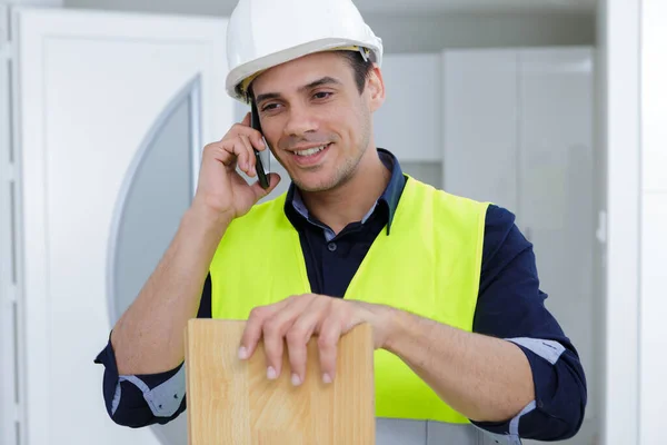 Mann Mit Helm Und Dokumenten Zeigt Mit Dem Finger Auf — Stockfoto