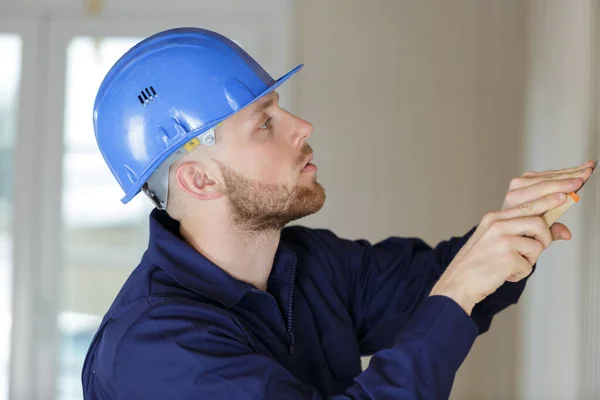 Hantverkare Repor Gamla Tapeter Från Väggen Hemma Renovering — Stockfoto