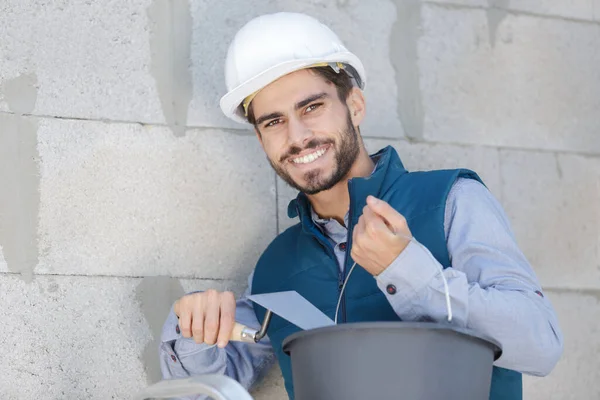 Een Bouwer Met Gereedschap Buiten — Stockfoto