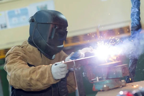 Person Welding Wearing Protective Mask — Stock Photo, Image