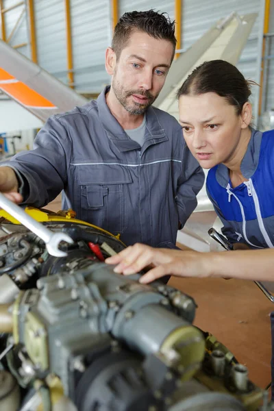 Portret Van Een Vliegtuigmonteur Het Werk — Stockfoto