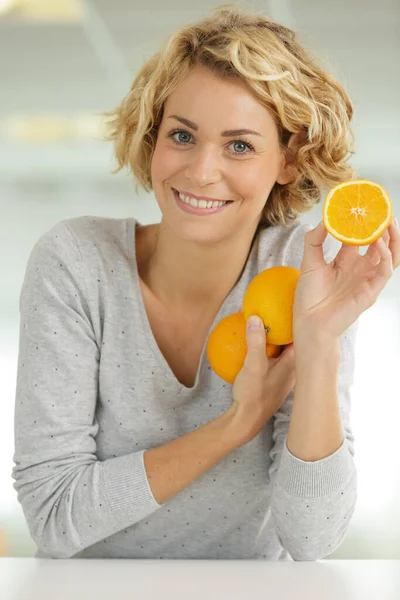 Retrato Mulher Jovem Com Frutas Laranja — Fotografia de Stock