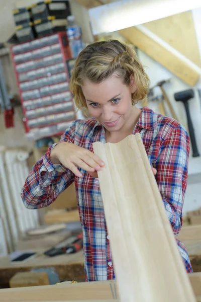 Vrouw Maatregel Hout Plank Voor Zaag — Stockfoto