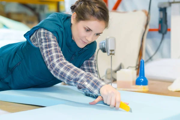 Frau Schneidet Mit Rotationsschneider — Stockfoto