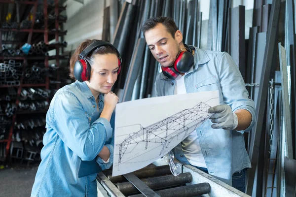 Mannelijke Vrouwelijke Werknemers Kijken Naar Blauwdruk Werkplaats — Stockfoto