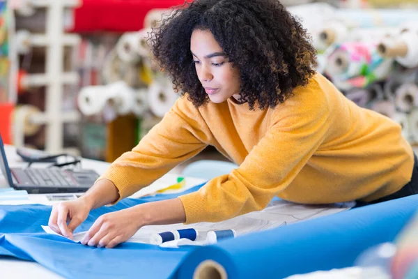 Junge Schneiderin Der Werkstatt — Stockfoto