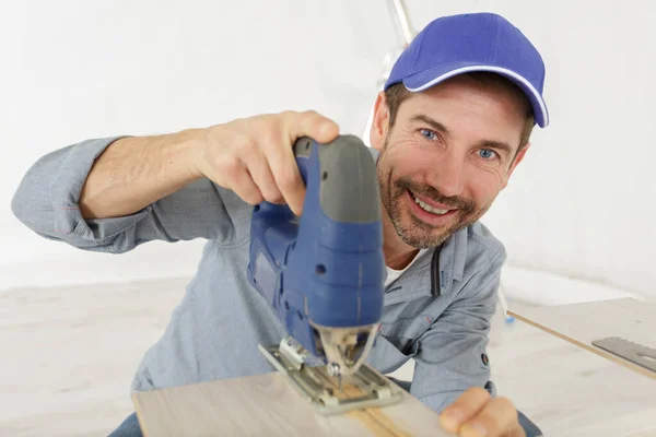 Een Man Werkt Met Hout — Stockfoto