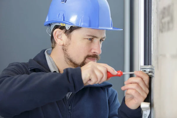 Bauarbeiter Montiert Fenster Haus — Stockfoto