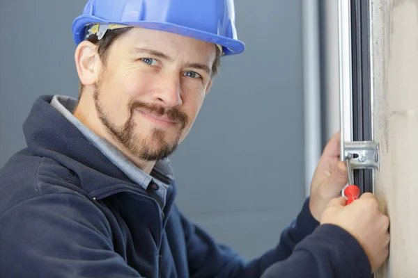 Profi Handwerker Repariert Fenstergriff Hause — Stockfoto