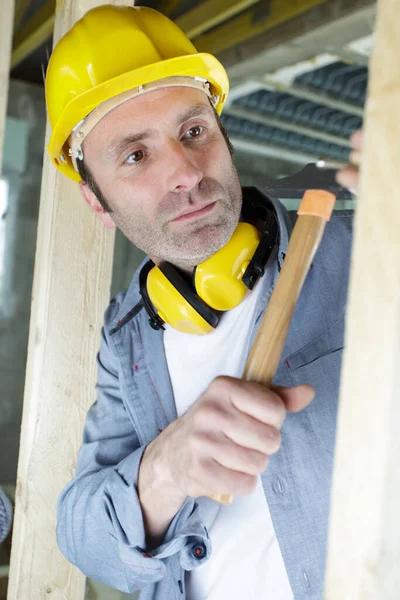 Geconcentreerde Man Bouwer Met Een Hamer Spijker — Stockfoto