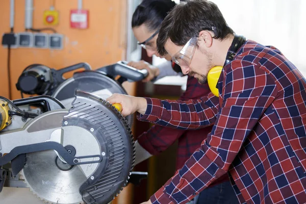 Artisan Charpentier Travaillant Avec Scie Circulaire — Photo