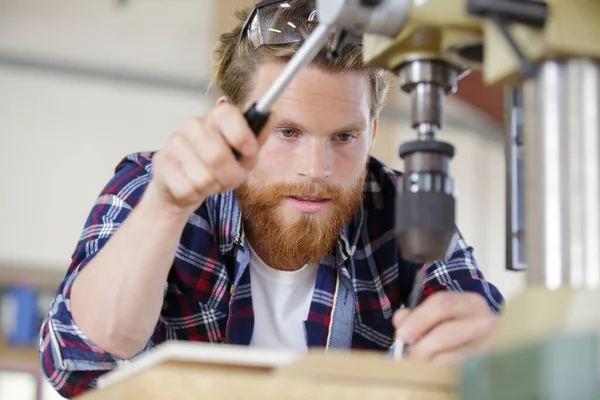 Mann Mit Einer Fräsmaschine Einer Fabrik — Stockfoto