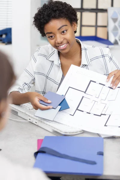 Vrouwelijke Ontwerper Werken Met Kleur Staal Monsters — Stockfoto